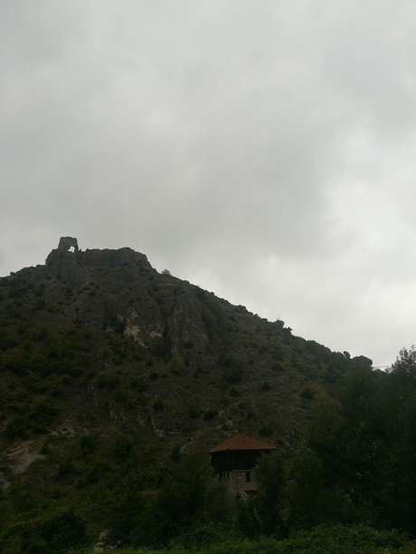 Остатак тврђаве којом је био опасан Душанов град (фото: Јелена Зеленовић)